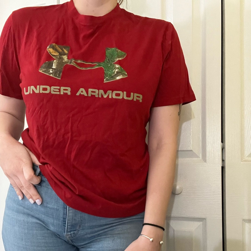 Under Armour Loose Fit T-Shirt, barely worn.